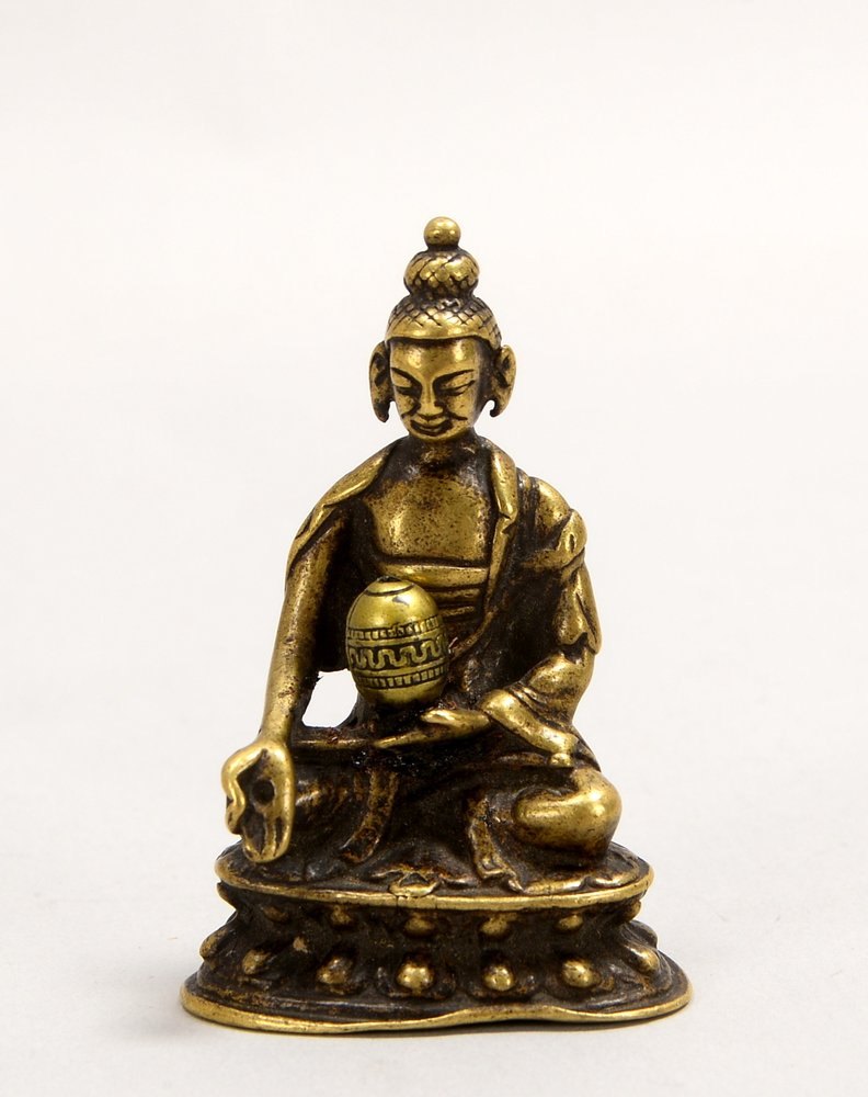 Kl. Bronzefigur (China), 'Reise-Buddha' - in Mudra-Haltung/mit Gefäß in der Hand