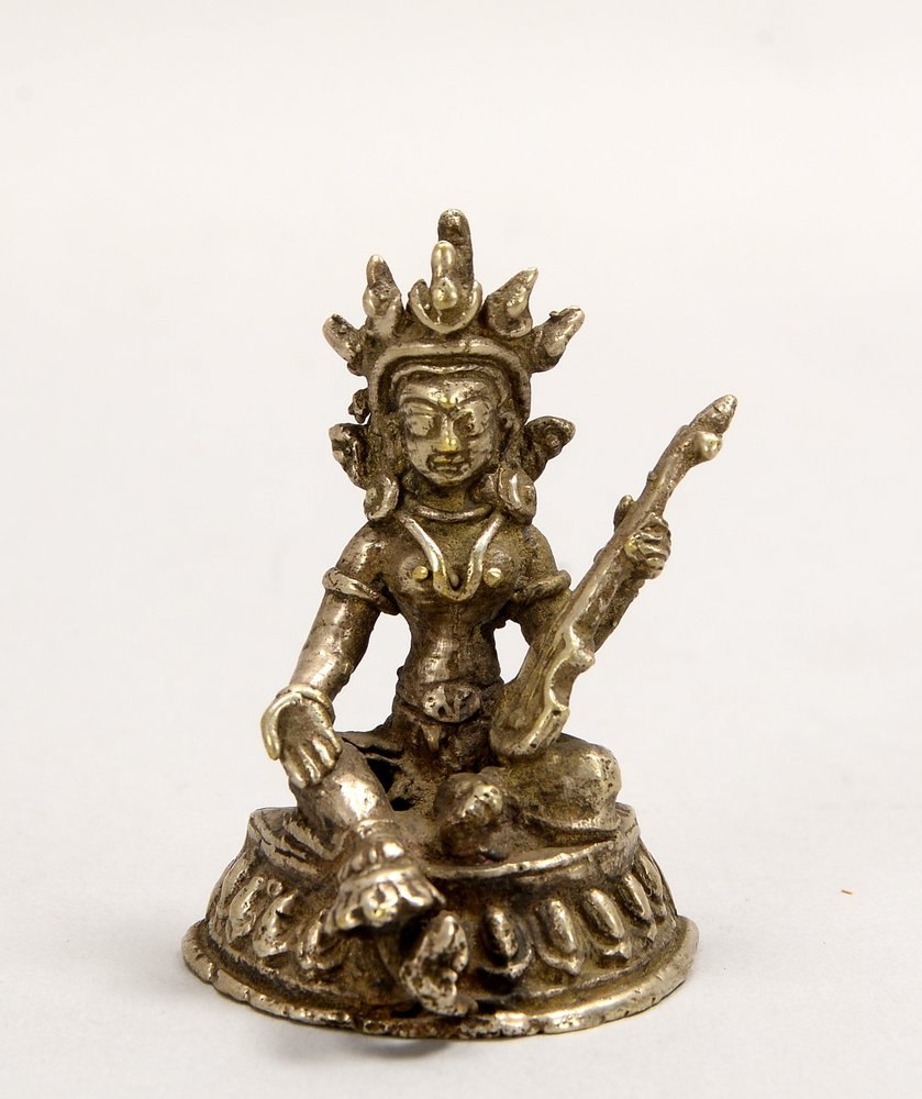 Kl. Bronzefigur (Nepal), 'Reise-Buddha' - mit Laute in der Hand dargestellt, versilbert