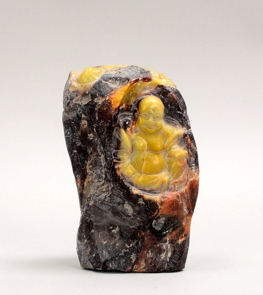 Jade-Schnitzerei (China), 'Buddha' - in sitzender Haltung dargestellt; Höhe 16 cm