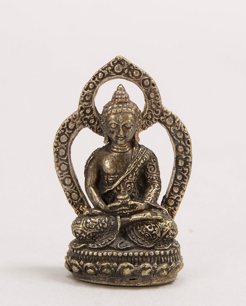 Kl. Bronzefigur (China), 'Reise-Buddha' - in Mudra-Haltung dargestellt, versilbert