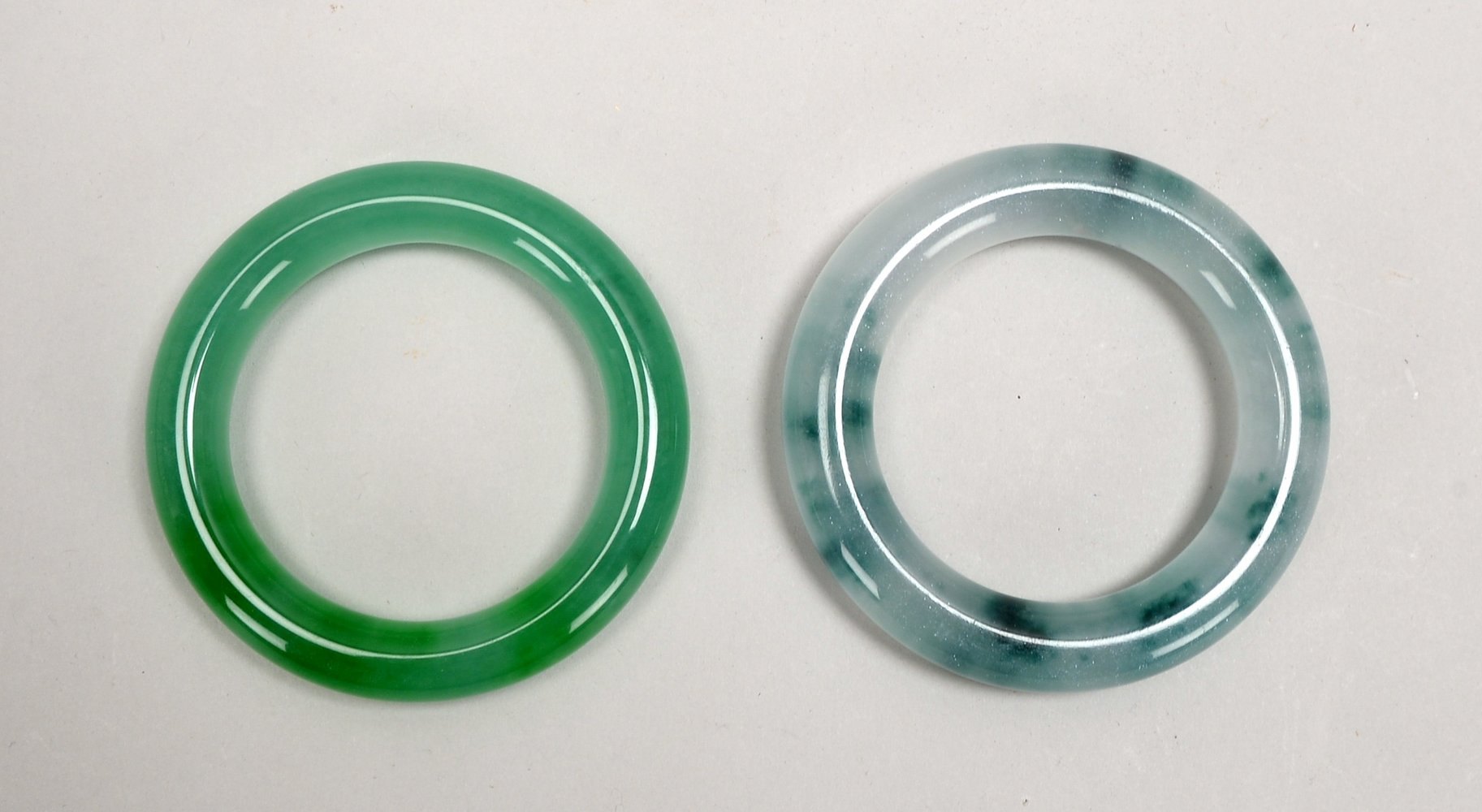 Paar Armreife (China), Jade; Innendurchmesser jeweils Ø 6 cm