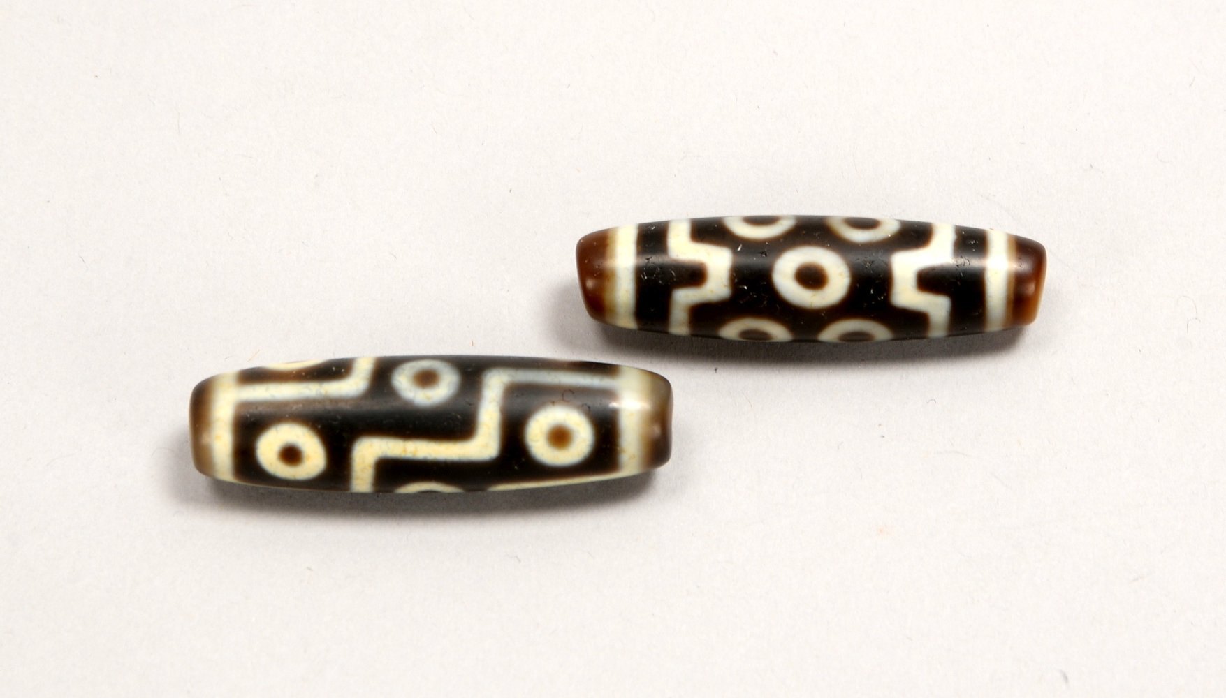 2 Anhänger (Tibet), Achat, jeweils mit 'Augen' (7-fach/9-fach); Länge 4,2 cm