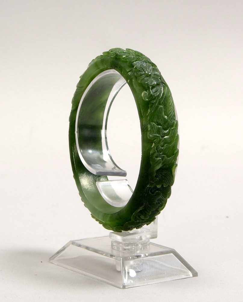 Armreif (China), Nephrit-Jade, floral reliefiert; Innendurchmesser Ø 6 cm