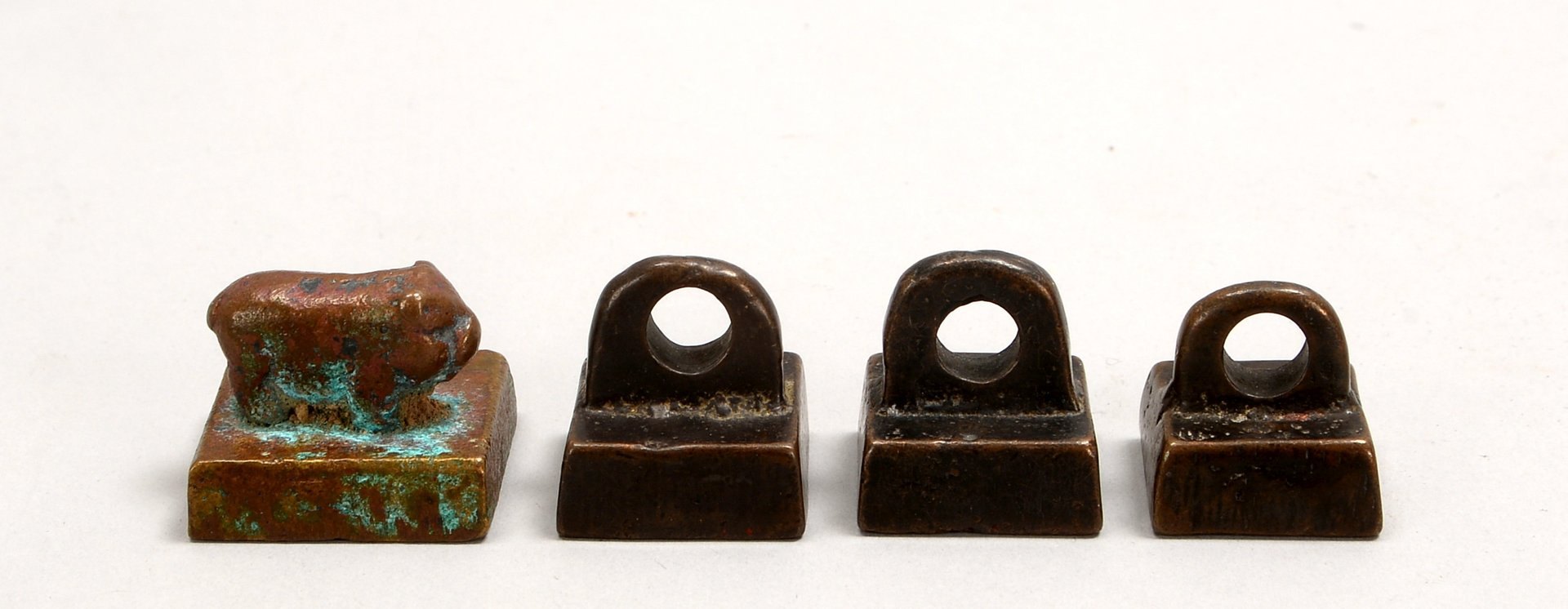 4 Stempel (China), Bronze, versch. Ausführungen, 4 Stück; Höhe bis 2,5 cm