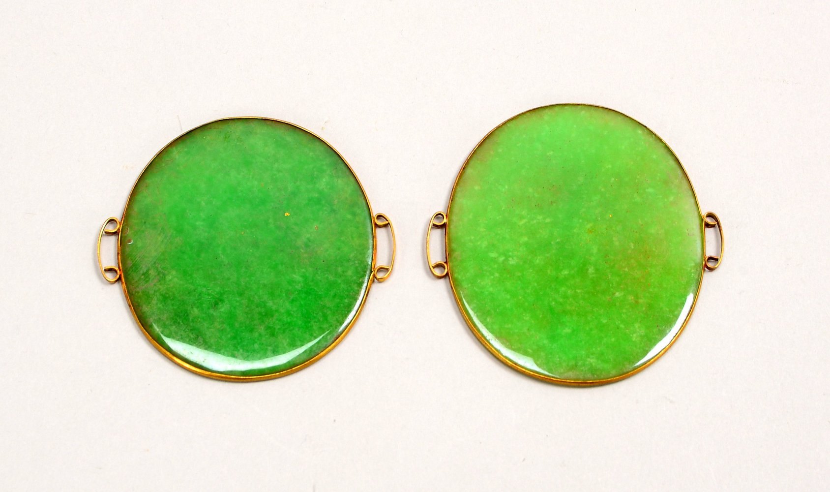 2 Gürtelriemchen (China), grüne Jade-Plättchen; Maße jeweils 5 x 5,5 cm
