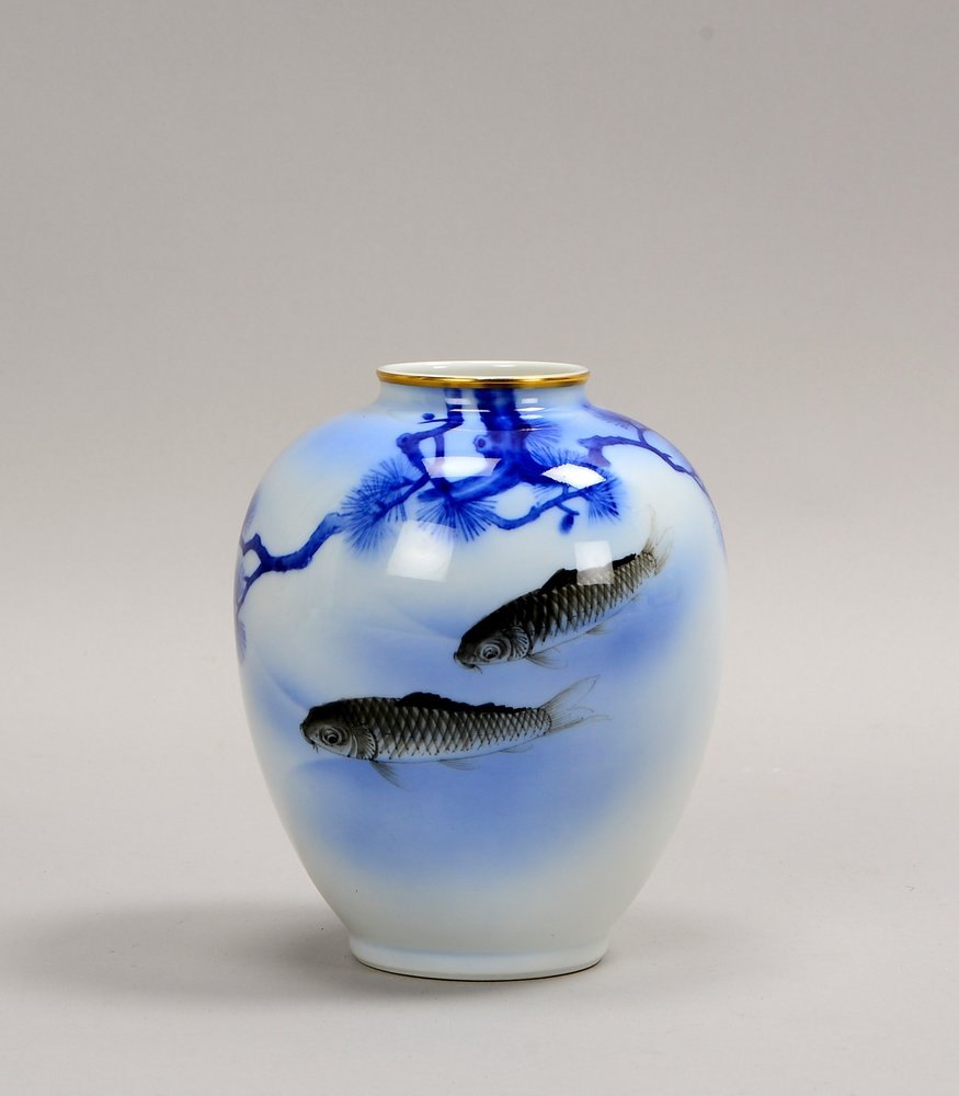 Arita-Vase (Japan, Art 'Fukagawa'), flor. Dekor in Blau-Weiß, sign./mit 'Fuji'-Marke