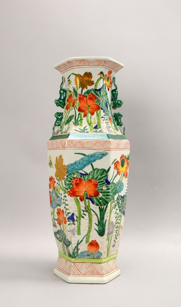 Porz.-Vase (China, Ende 20. Jh.), fac. Korpus, mit Blumendekor; Höhe 60 cm