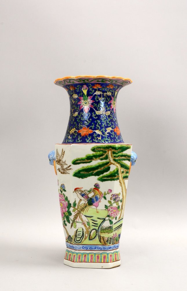 Porz.-Vase (China, Ende 20. Jh.), Korpus mit Landschaftsdekor; Höhe 48 cm