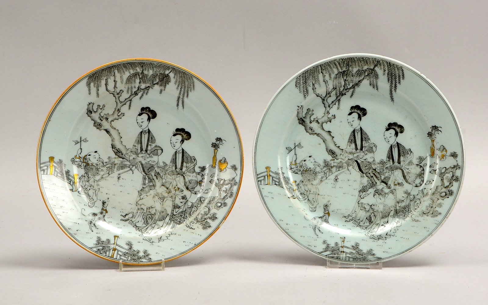 2 Porz.-Teller (China), polychr. Motiv, 'Gartenszene mit Geisha', ungemarkt; Ø 22,5/23 cm