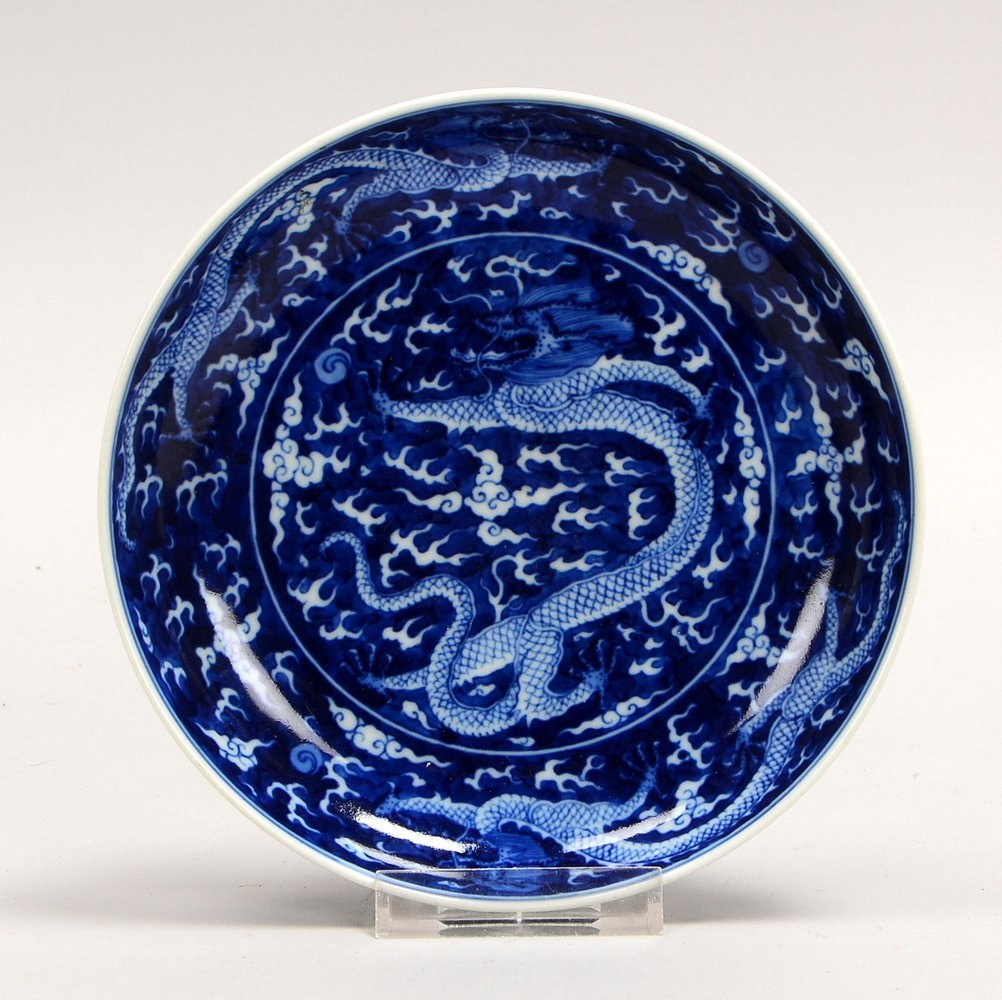 Porzellanteller (China - '6-Zeichen-Marke'), bl. Unterglasurdekor, 'Drachen in Wolken'