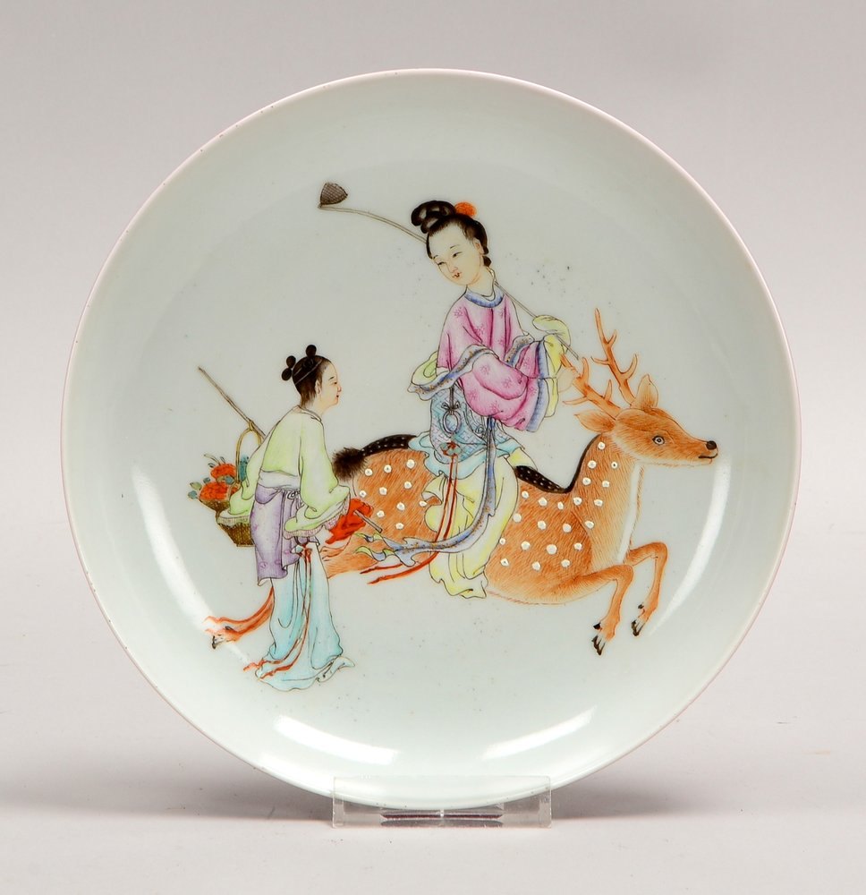 Porzellanteller (China), Spiegel mit polychr. Darst. ('2 Frauen mit Hirsch'); Ø 20 cm