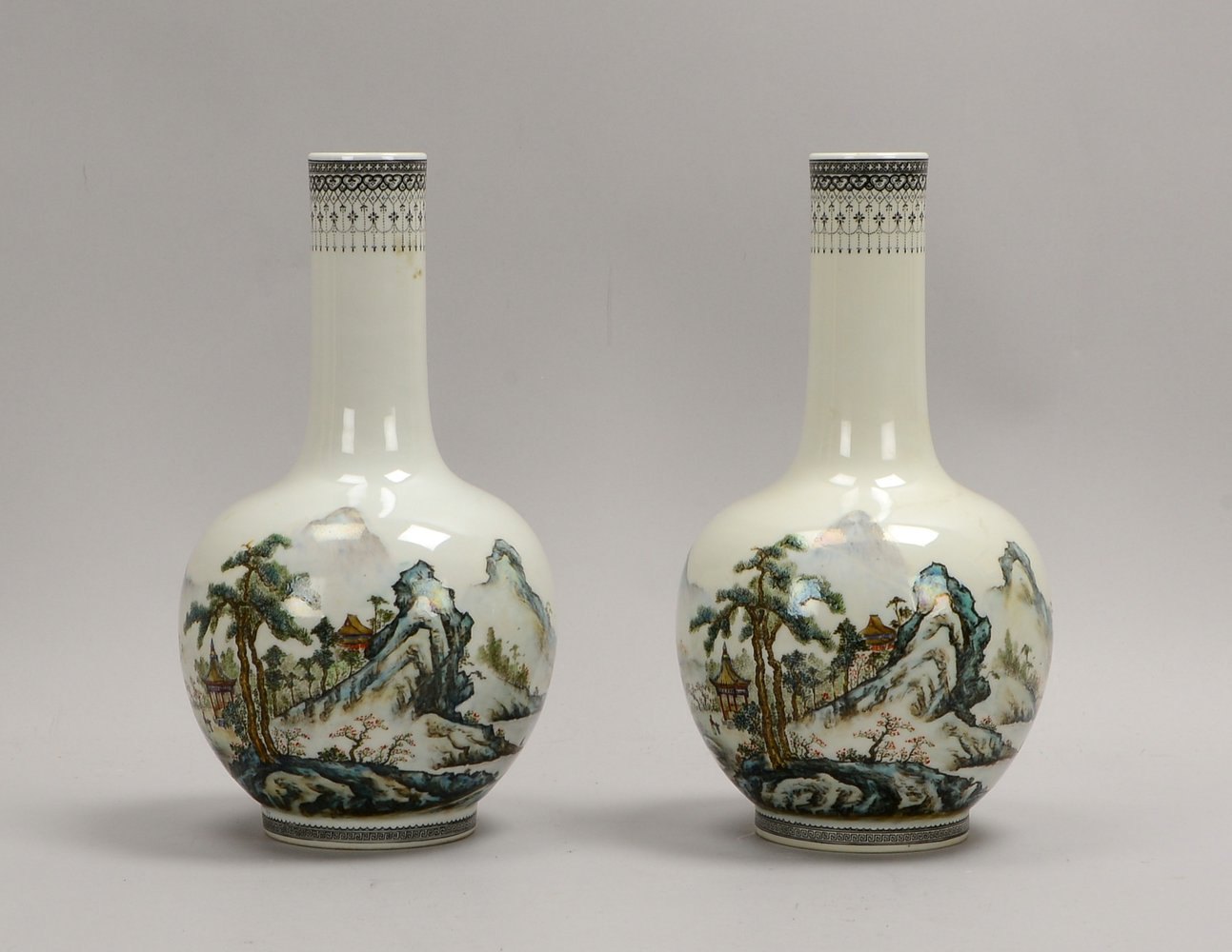 Porz.-Vase (China - '6-Zeichen-Marke'), kugelf. Korpus/zylindr. Hals, Landschaftsdekor