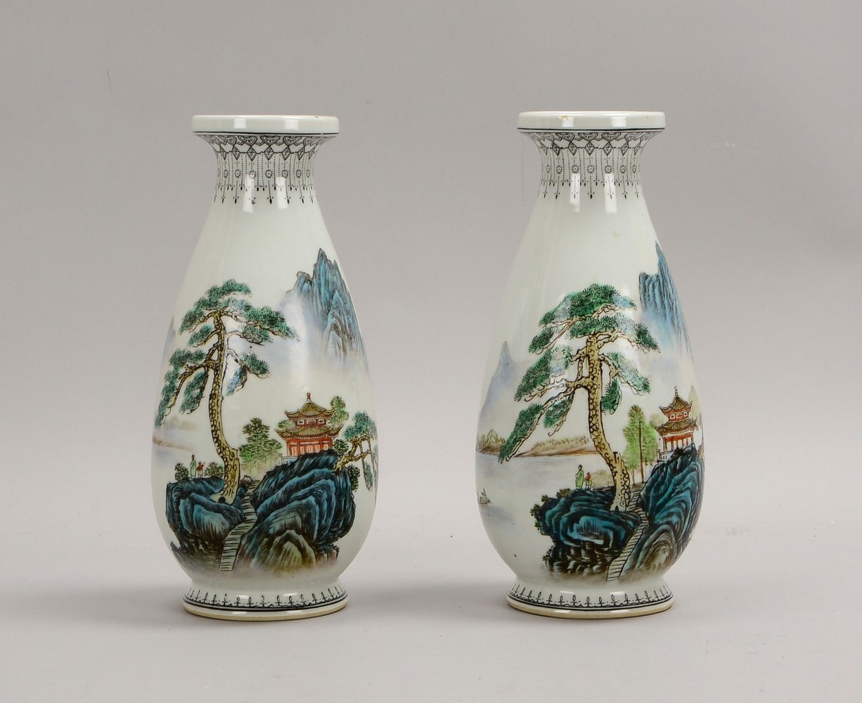 2 Porz.-Vasen (China - '6-Zeichen-Marke'), ovoider Korpus/Landschaftsdekor