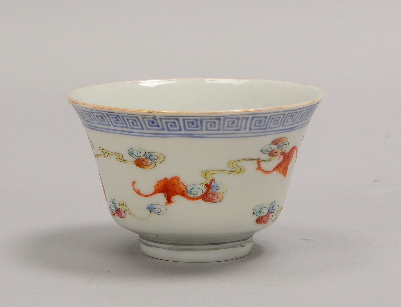 Schale (China, Qing-Dynastie), im Boden 6-f. gemarkt; Höhe 6 cm, Ø 10,5 cm