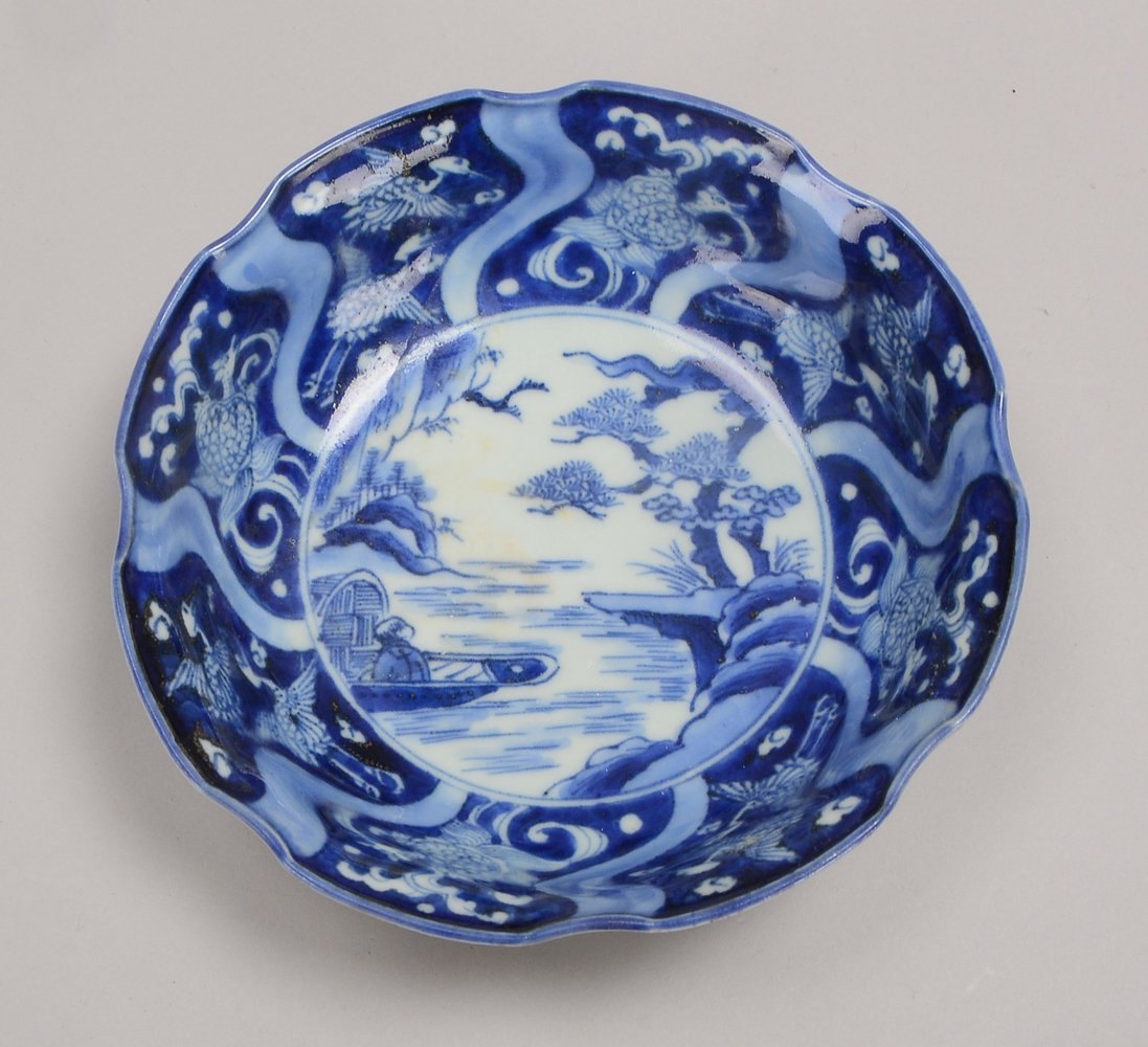 Schale (China), alt, mit blauer Glasur, im Boden gemarkt; Höhe 5 cm, Ø 15 cm