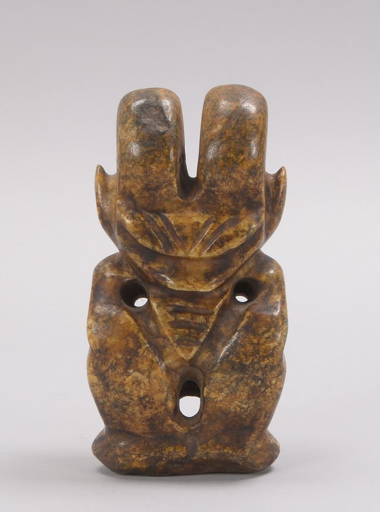 Jadeschnitzerei (China), abstrakte Figurendarstellung/'Gehörntes Wesen', Figur mit 2x Bohrungen für