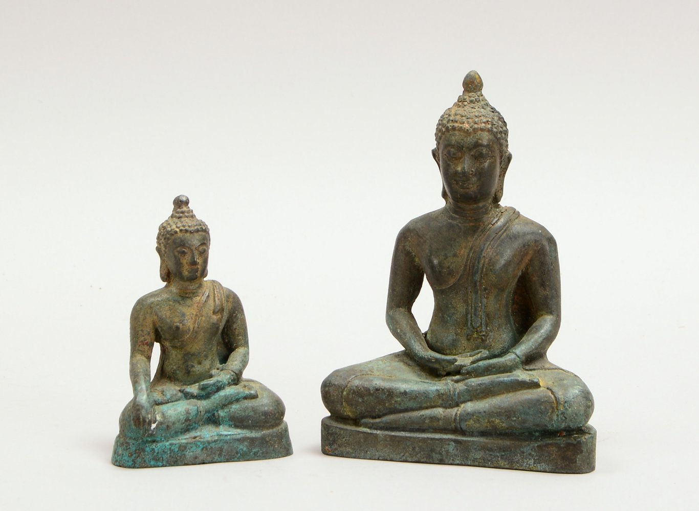 2 Bronzefiguren, 'Sitzende Buddhas' - in Mudra-Haltung dargest.; Höhe 10,5 cm/16,5 cm