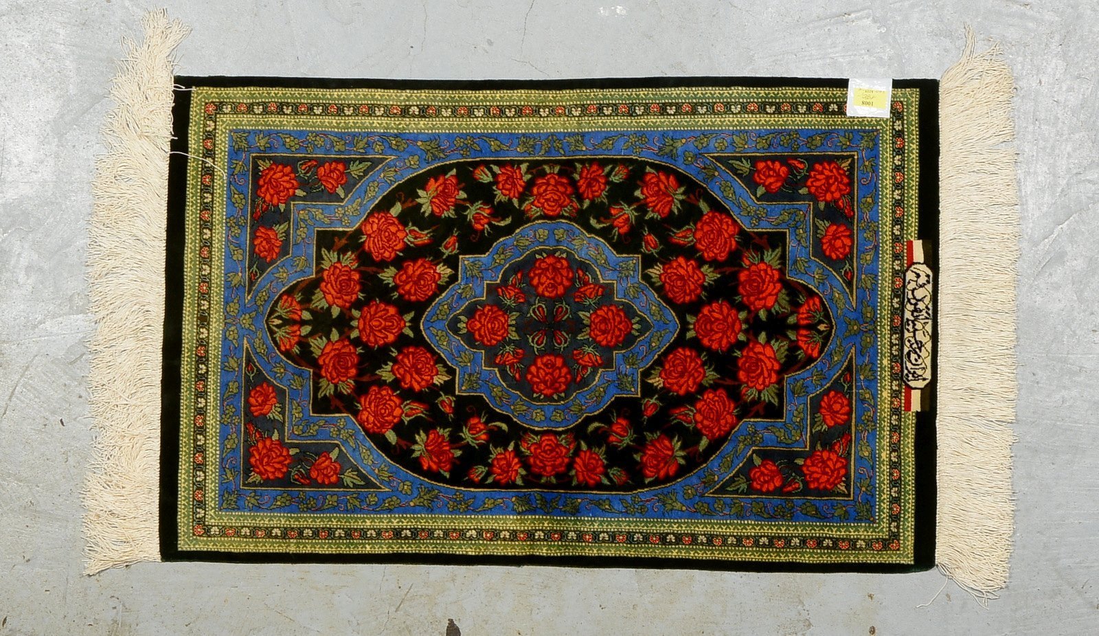 Seidenteppich, sehr feine Kn., fast 1 Mio. Kn./qm, Rosenmotive, sign.; Maße 90 x 58 cm