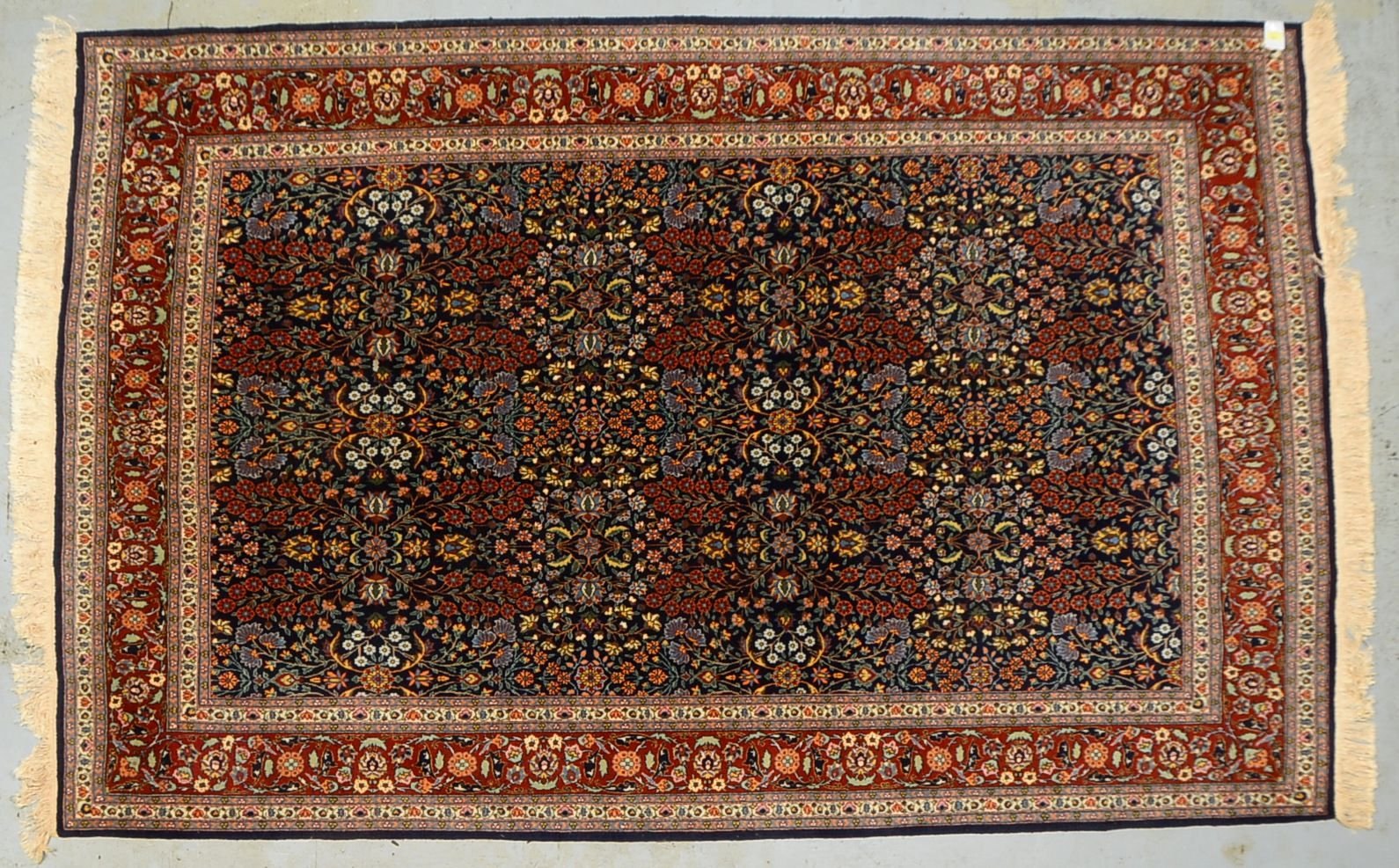 Hereke, mittelfeine bis feine Kn., komplett, Flor in gutem Zust.; Maße 306 x 195 cm