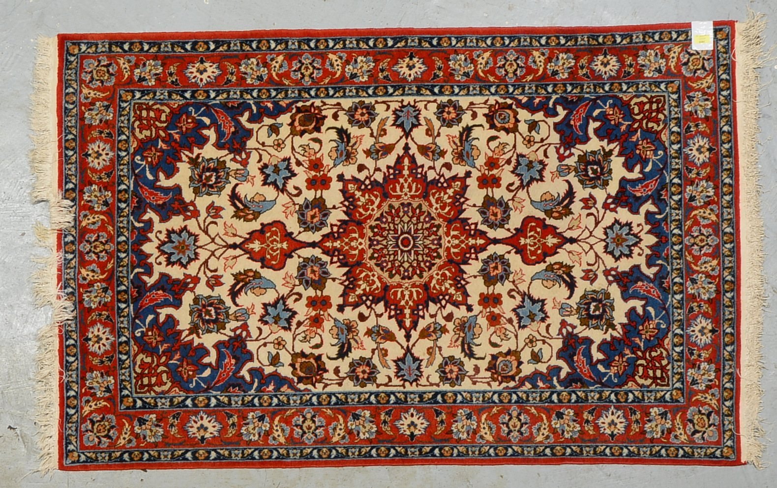 Isfahan, Wolle auf Seide, feine Kn., gleichm. Flor - guter Zust.; Maße 165 x 108 cm