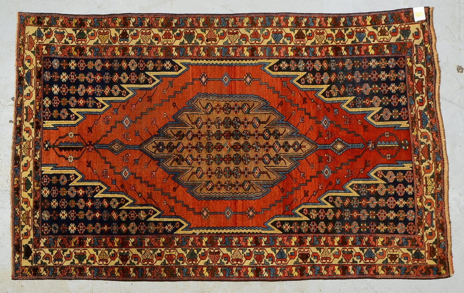 Antiker Maslaghan, gute Farberhaltung, Flor in insges. gutem Zust.; Maße 200 x 126 cm