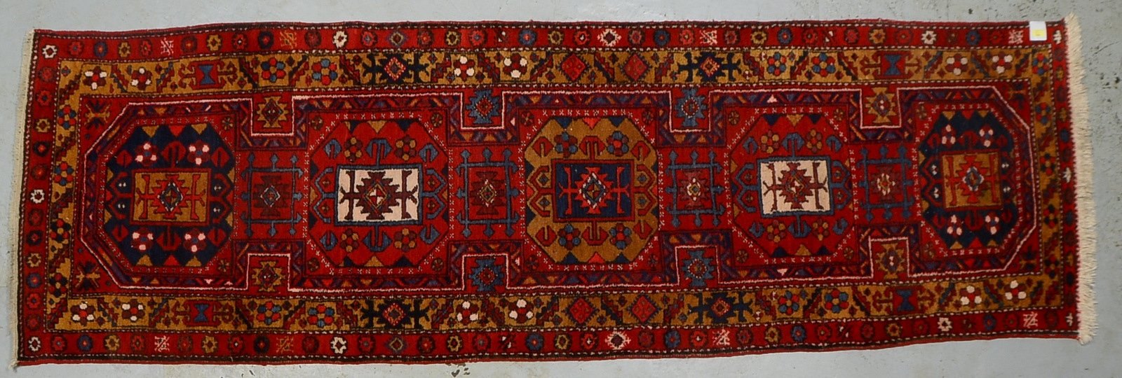 Orientteppich (Iran), feste Kn., gleichmäßiger Flor - guter Zust.; Maße 322 x 104 cm