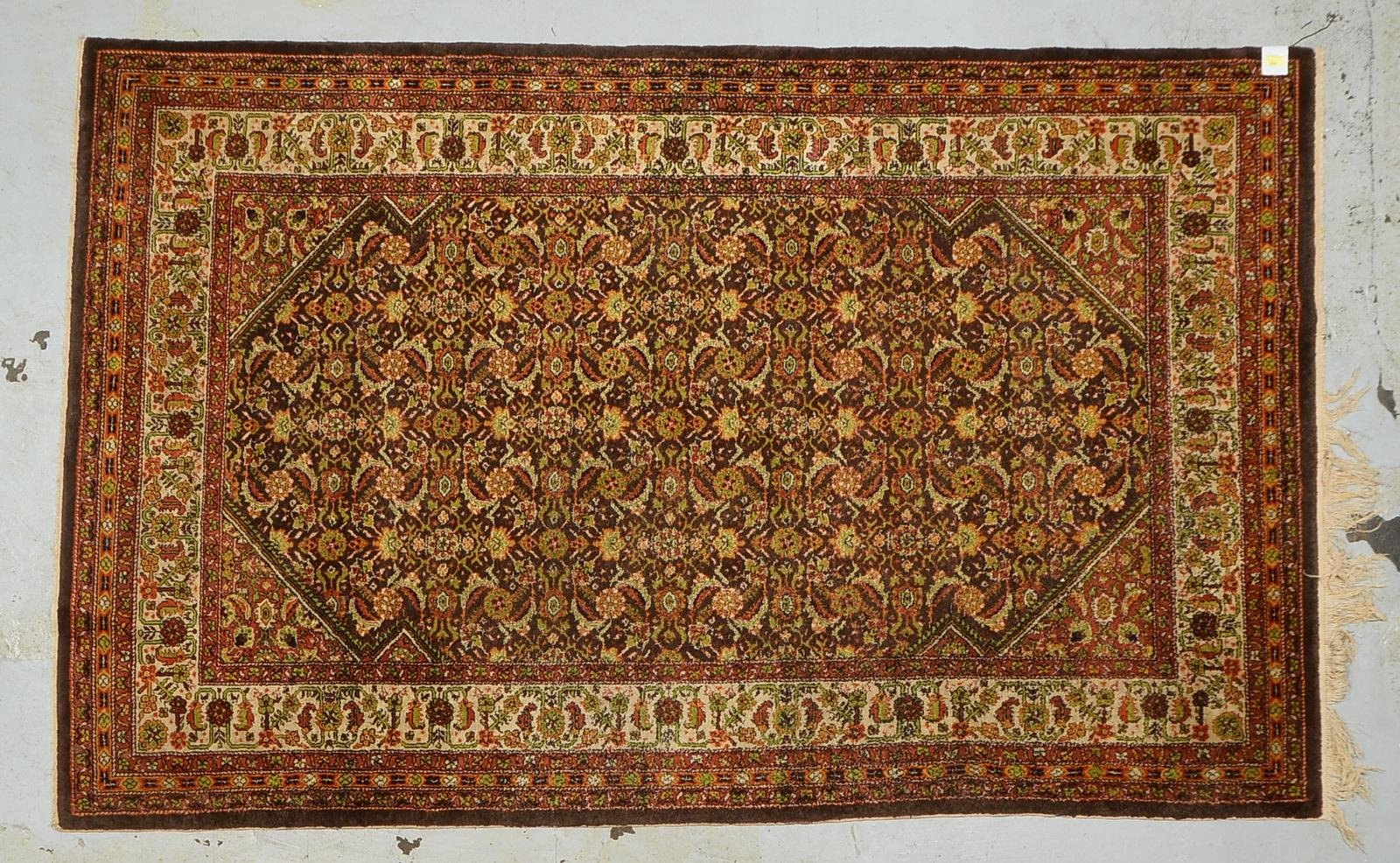 Seidenteppich, mittelfeine Kn., Fransen beschnitten, gleichm. Flor; Maße 247 x 153
