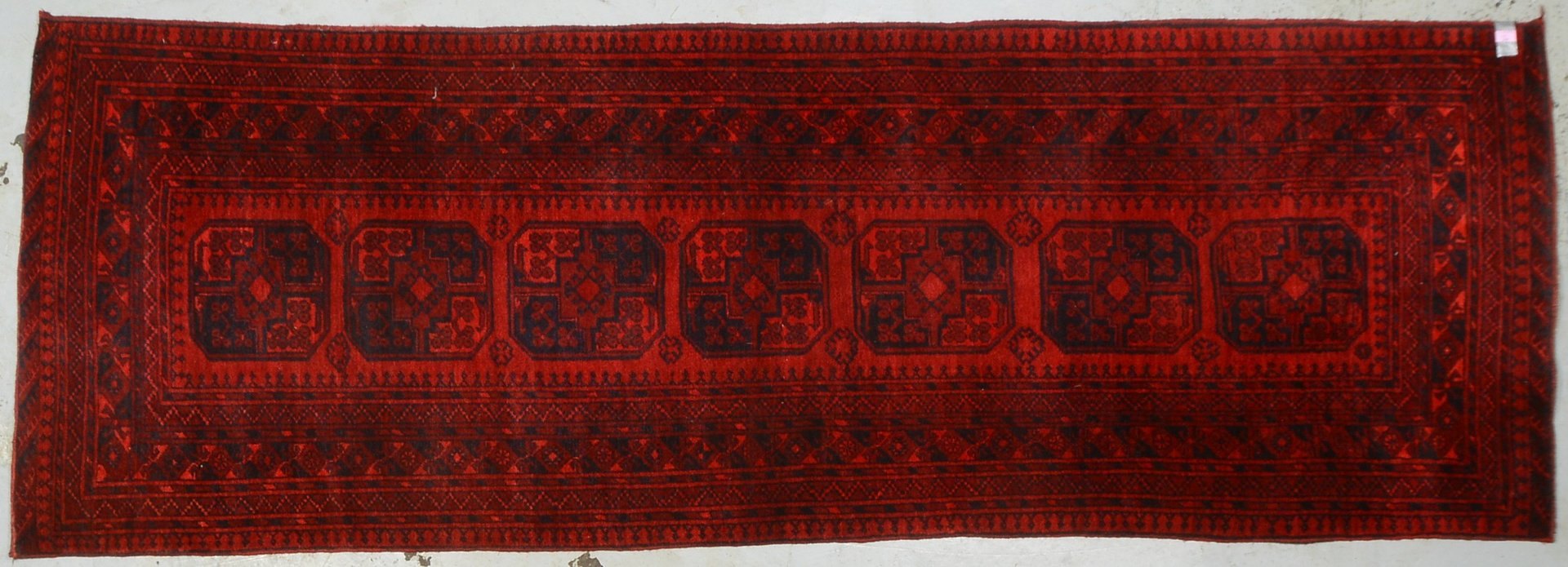 Afghanische Galerie, mit 7x zentralen Güls, Flor in gutem Zustand; Maße 300 x 102 cm