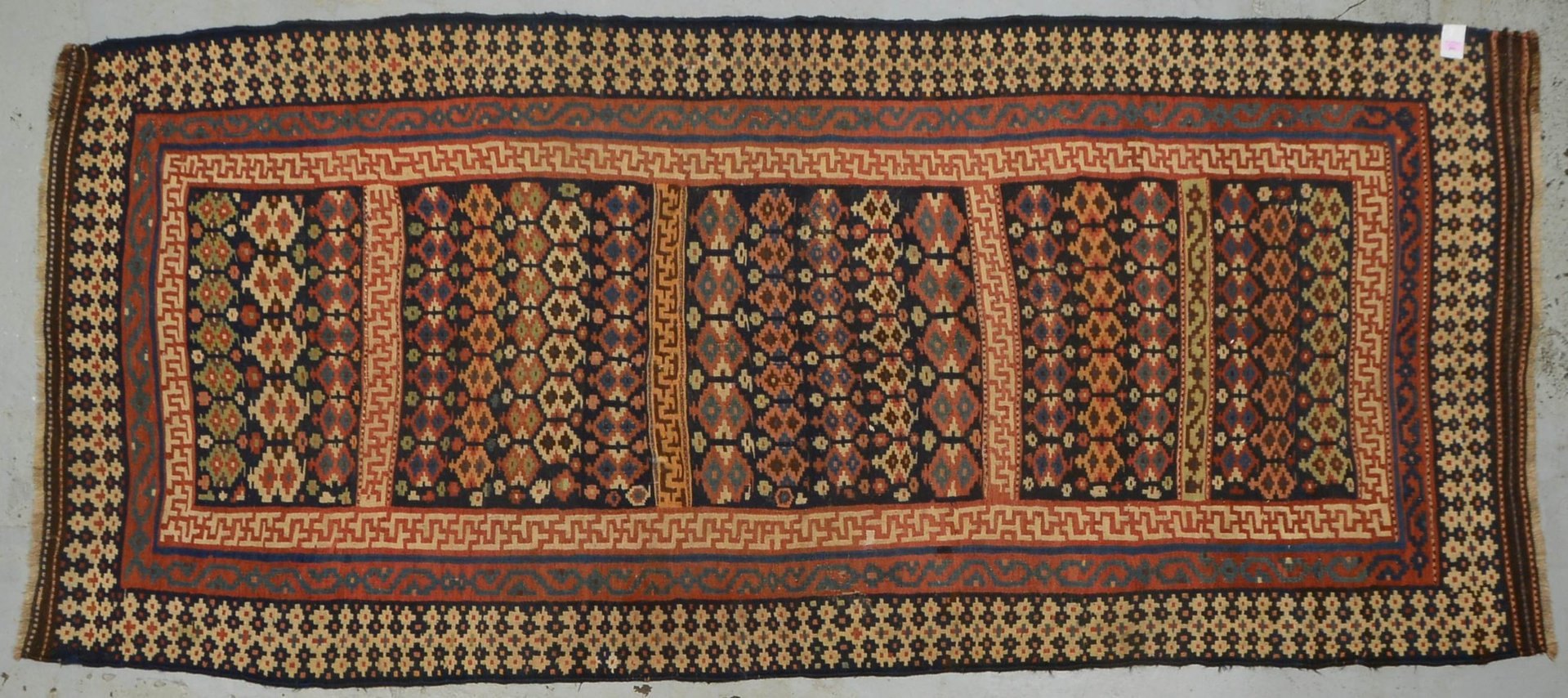 Varamin-Kelim (Iran), alt; Maße 320 x 143 cm (rest., leichte altersgem. Gebrauchssp.)
