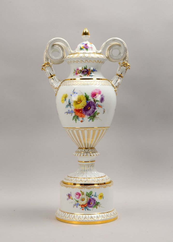 Stadt Meißen, Amphorenvase, 'Blumenbouquets', 2x Schlangenhenkel, verg.; Höhe 71 cm