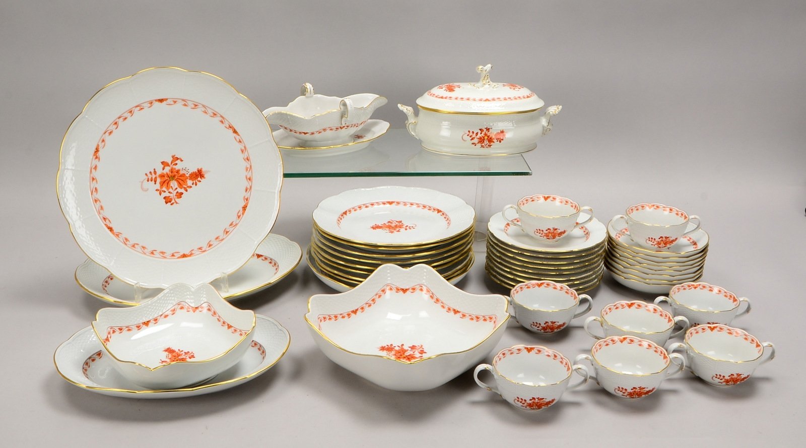 Meissen (2-gestr.), Speiseservice, Form 'Alt-Osier', korallenf. ind. Malerei, kompl. für 8 Pers.