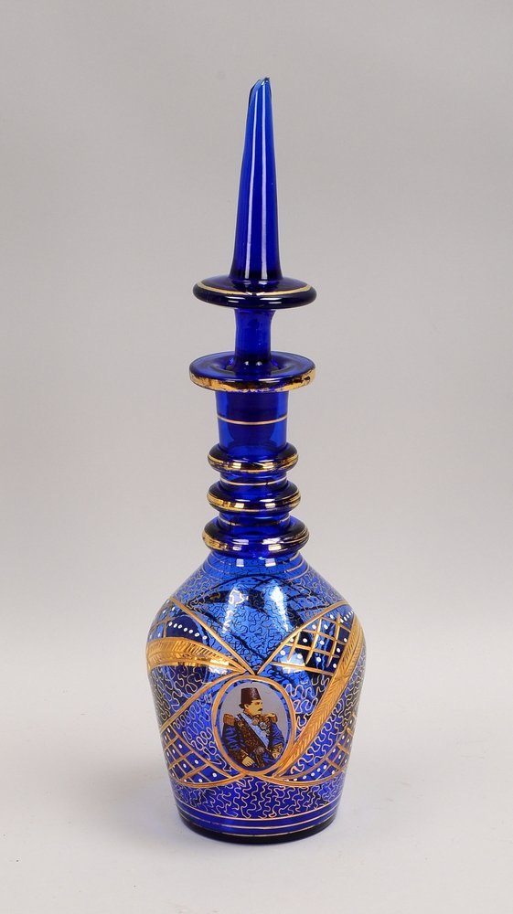 Karaffe (Böhmen - Replik!), farb. Glas, mit Darst. 'Shah Qajar', emaill./goldgef.; Höhe 47 cm