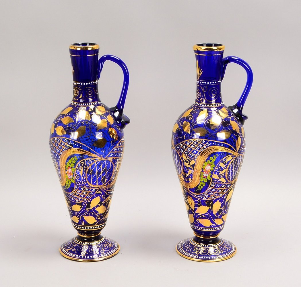 2 Henkelvasen (Böhmen - Replik!), farb. Glas, emaill./goldstaff., Kugelabriss; Höhe 39 cm