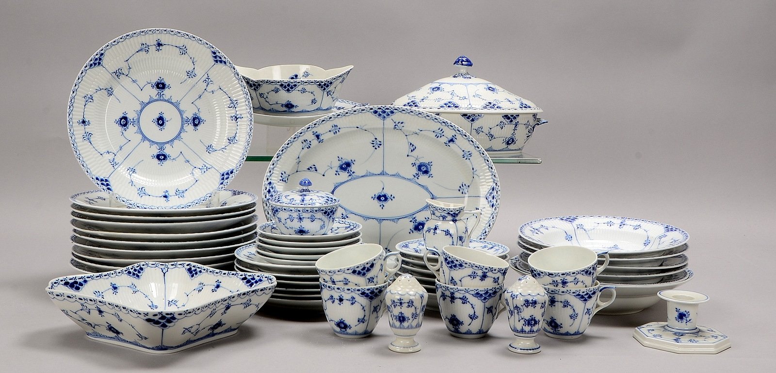 Royal Copenhagen, Speise-/Kaffee-Restservice, 'Musselmalet Halbspitze', div. Teile