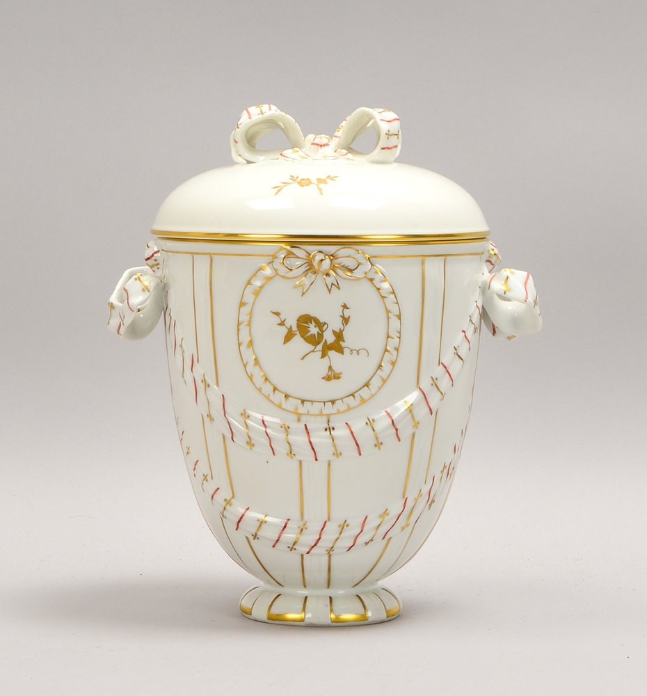 KPM Berlin, 'Bandschleifen-Potpourri', Weißporz., goldstaff., Entw. F.E. Meyer; Höhe 27 cm