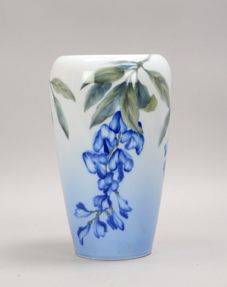 Royal Copenhagen, Porzellan-Tischvase, konische Form, mit floralem Dekor ('Glyzienien') in Pastellfa