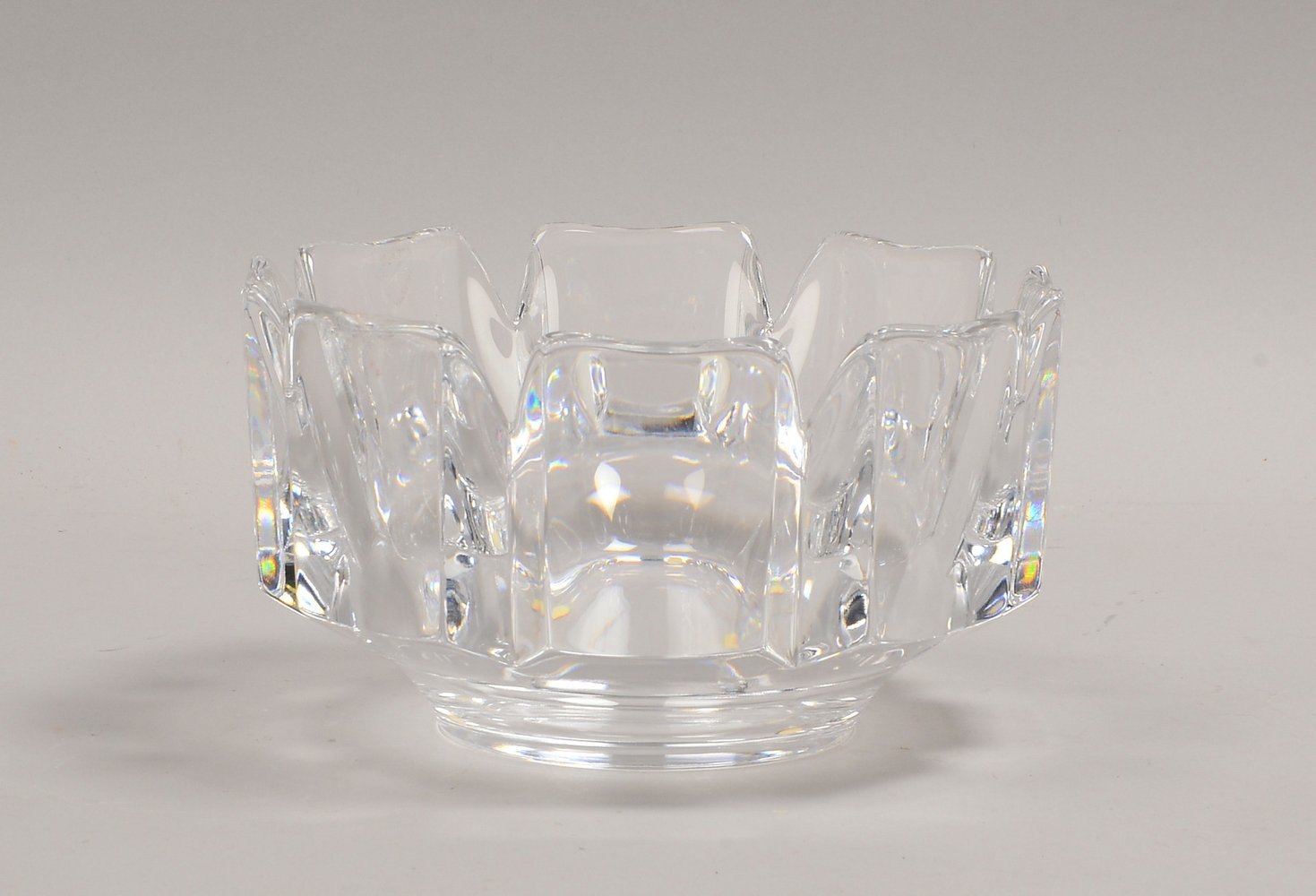 Orrefors, Schale, Klarglas poliert, Entw. Lars Hellsten, im Boden sign.; Höhe 10,5 cm, Ø 19,2 cm
