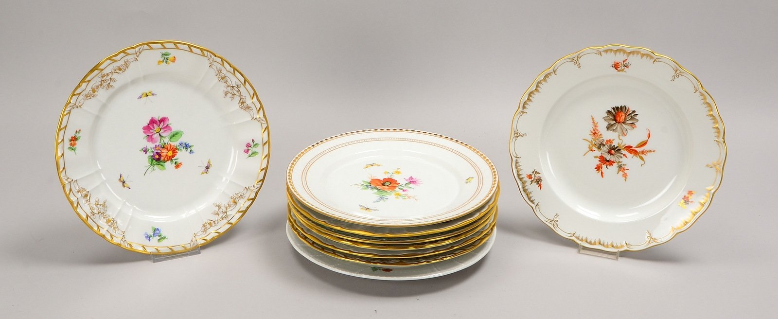 KPM, 9x Speiseteller/flach, jeweils mit individueller Handbemalung; Ø ca. 26 cm