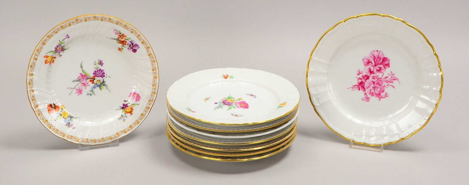 KPM, 9x Frühstücksteller, jeweils mit individueller Handbemalung; Ø ca. 20 cm