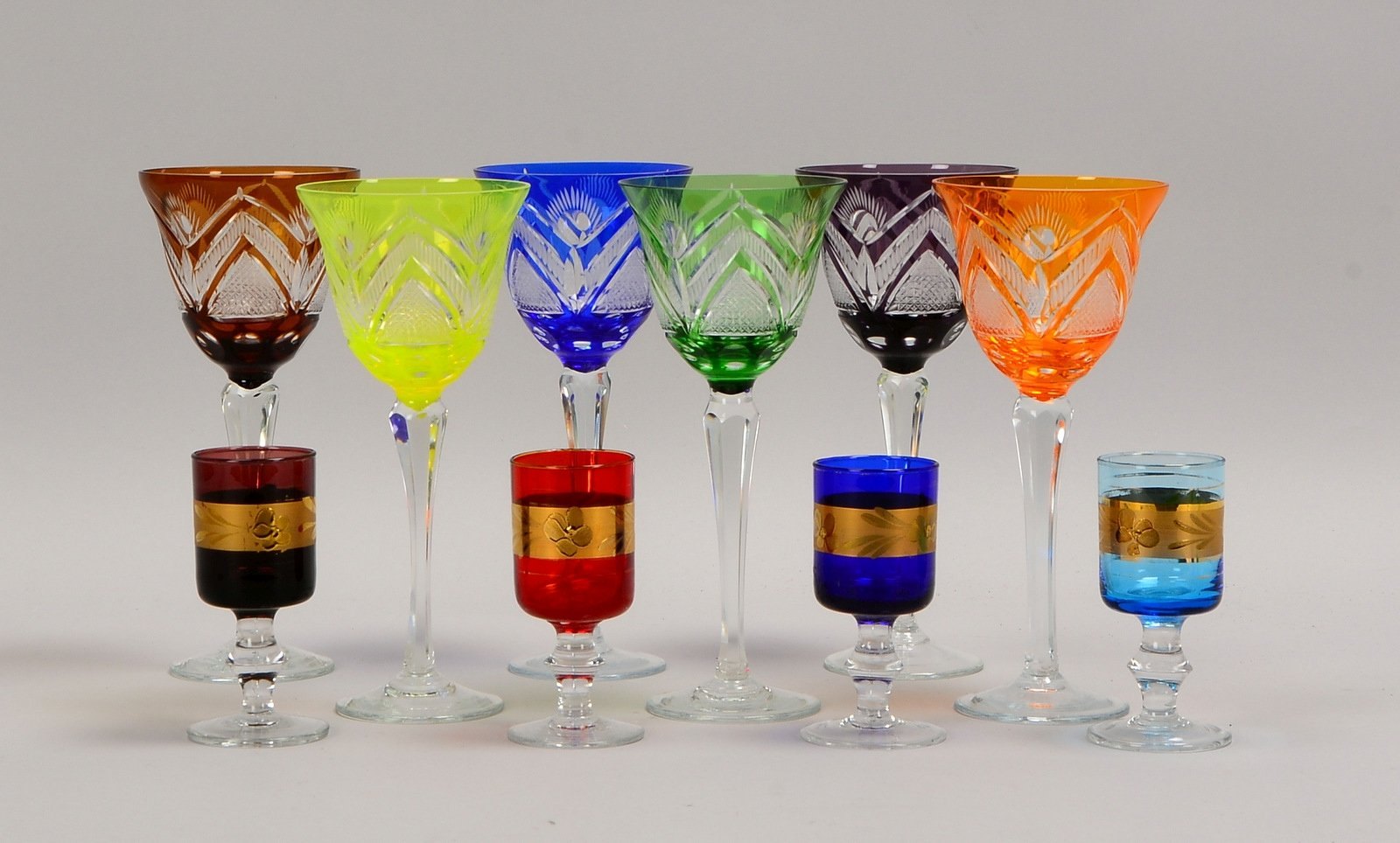 6x Weinrömer, geschliffenes Glas, verschiedenfarbig; anbei 4x Likörgläser, farb. Glas
