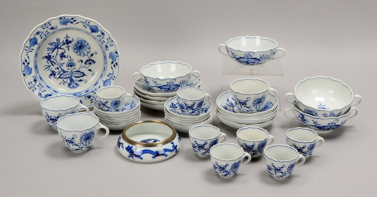 Meissen, kl. Tischporz.-Konvolut, Zwiebelmuster: div. Tassen und Tischascher