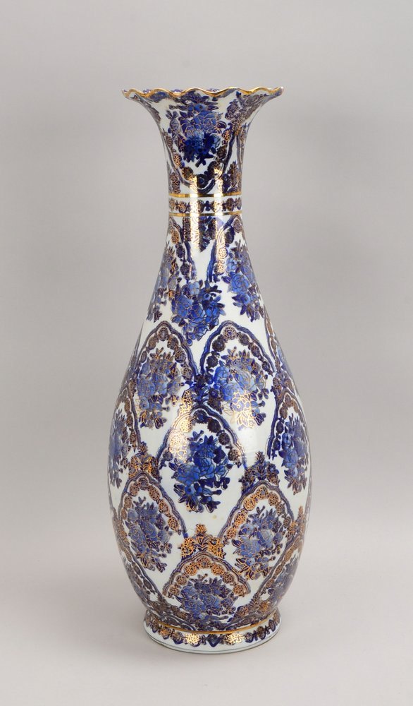 Bodenvase, blaue Unterglasurmalerei, goldstaffiert; Höhe 61 cm (Mündung geklebt)