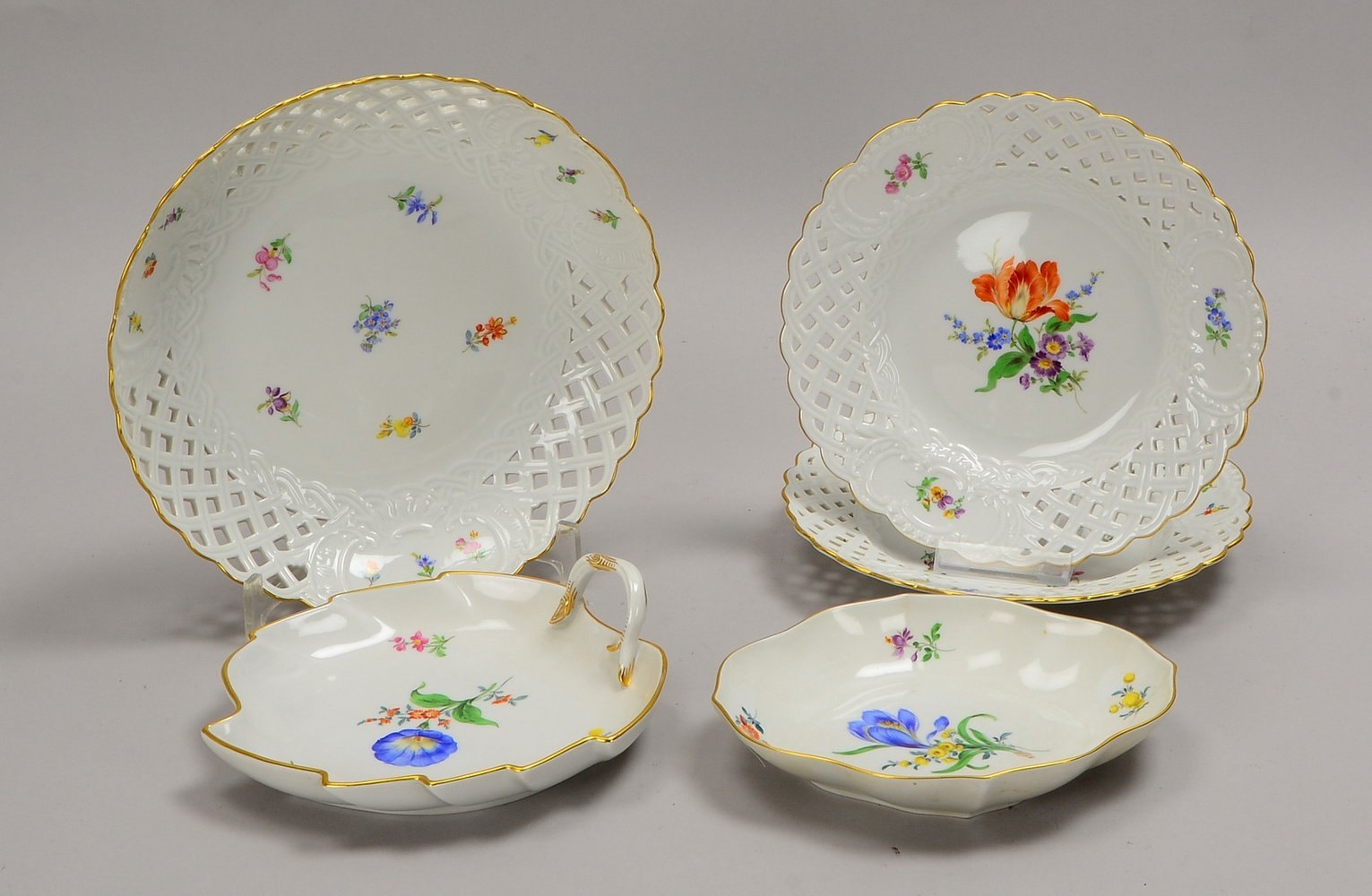 Meissen, 5x Servierteile (I. Wahl/1x III. Wahl), Blumendekor: 2x Schalen und 3x Teller