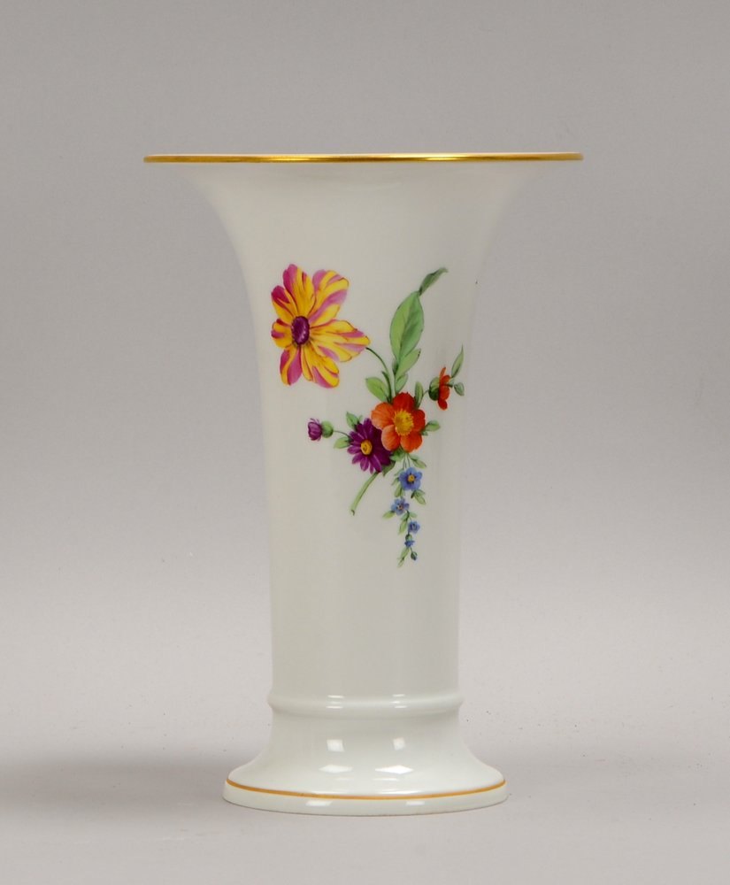 KPM, Porz.-Trichtervase, mit floraler Handbemalung; Höhe 24,5 cm