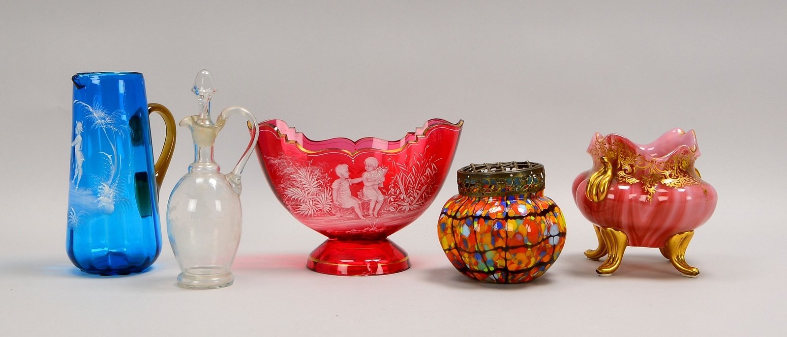 5x Glasgefäße (um 1900): Schenkkanne, Karaffe, Tischaufsatz, Vase und Steckvase