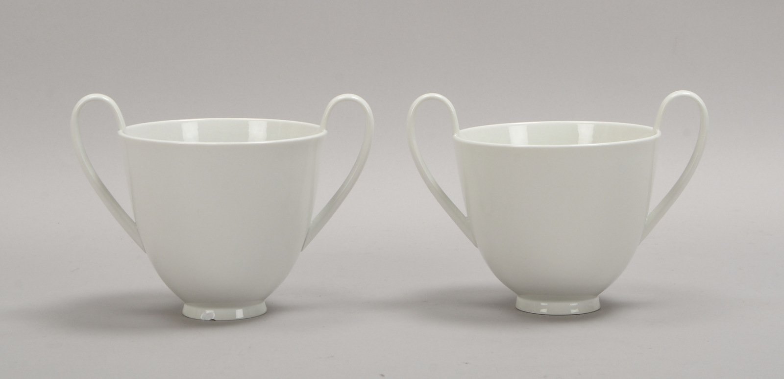 KPM Berlin, 2 Tischvasen, sog. 'Hölderlin-Becher', Entw. Siegmund Schütz