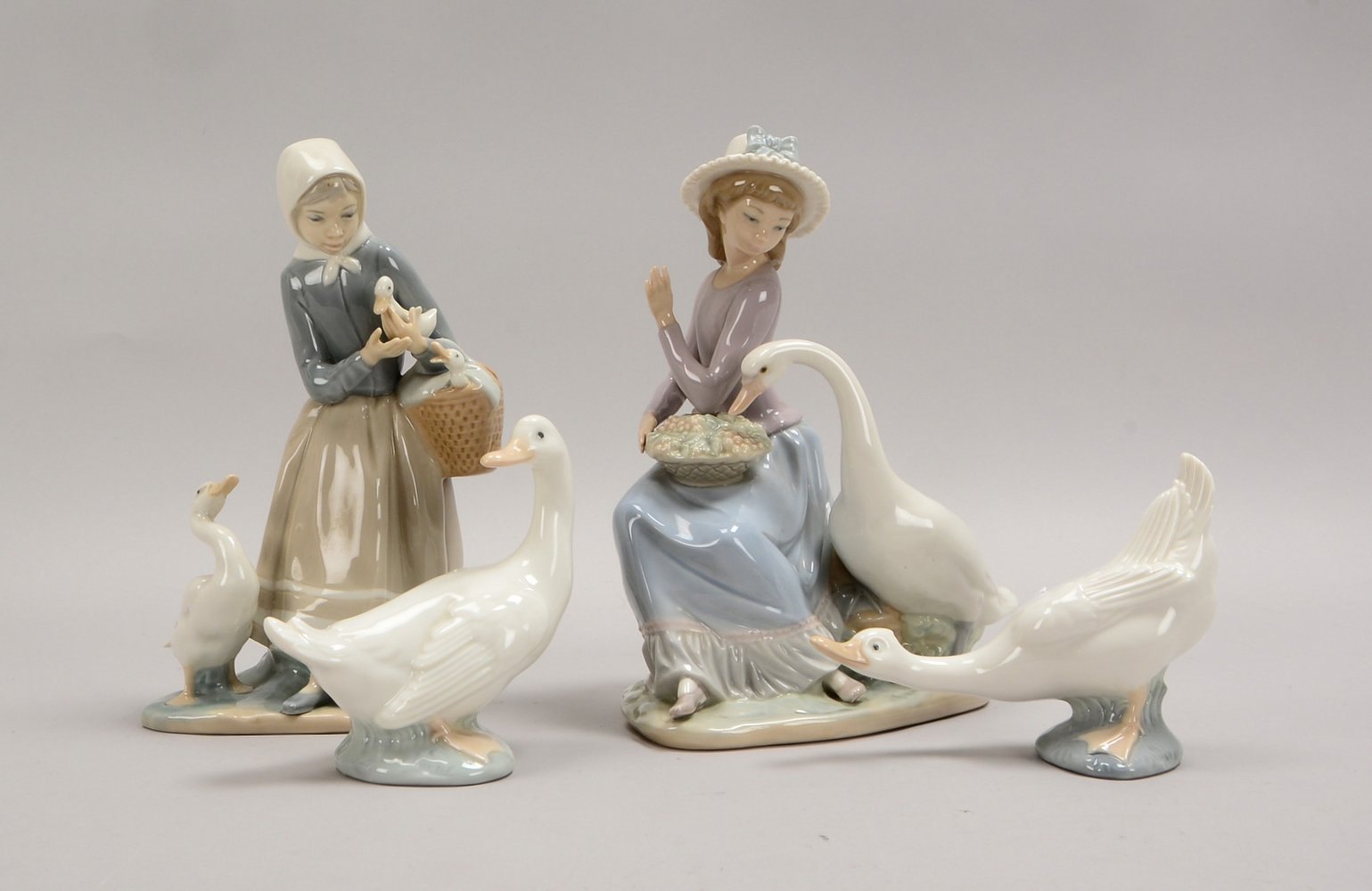 Lladro/Spanien, 4x Porz.-Figuren: 'Frau mit Gänsen', 'Gänseliesel', 'Gänsepaar'