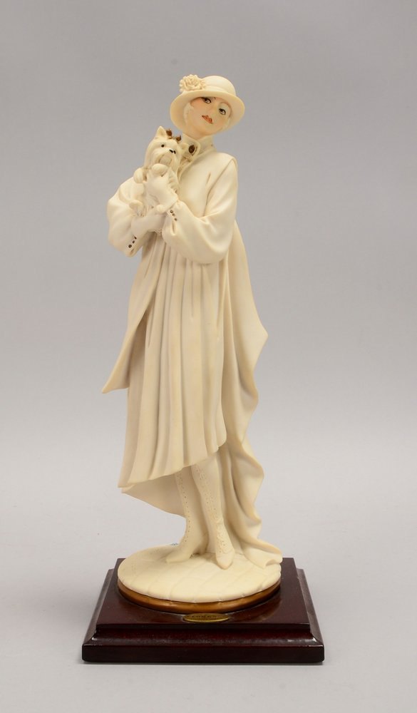 Neapel, Biskuitporz.-Figur, 'Dame mit Yorkshire-Terrier', Entw. G. Armani, auf Sockel