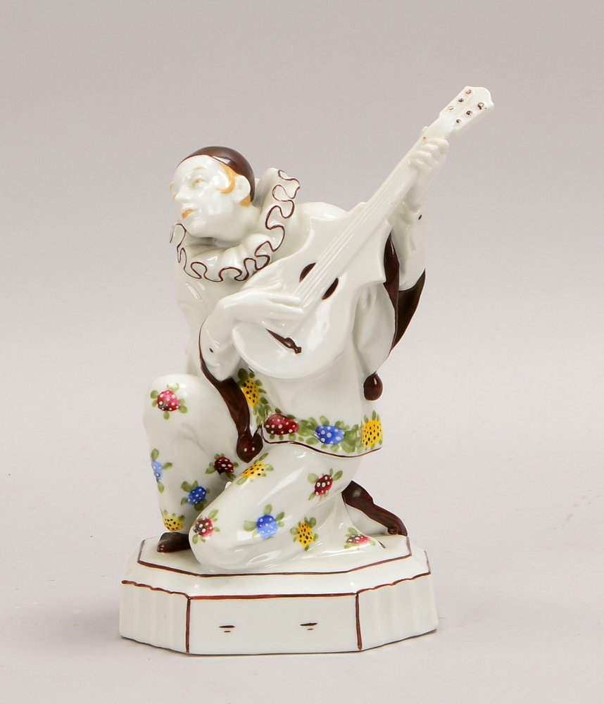 Katzhütte/Thür., Porz.-Figur, 'Harlekin mit Gitarre', partiell farbig staffiert; Höhe 19 cm