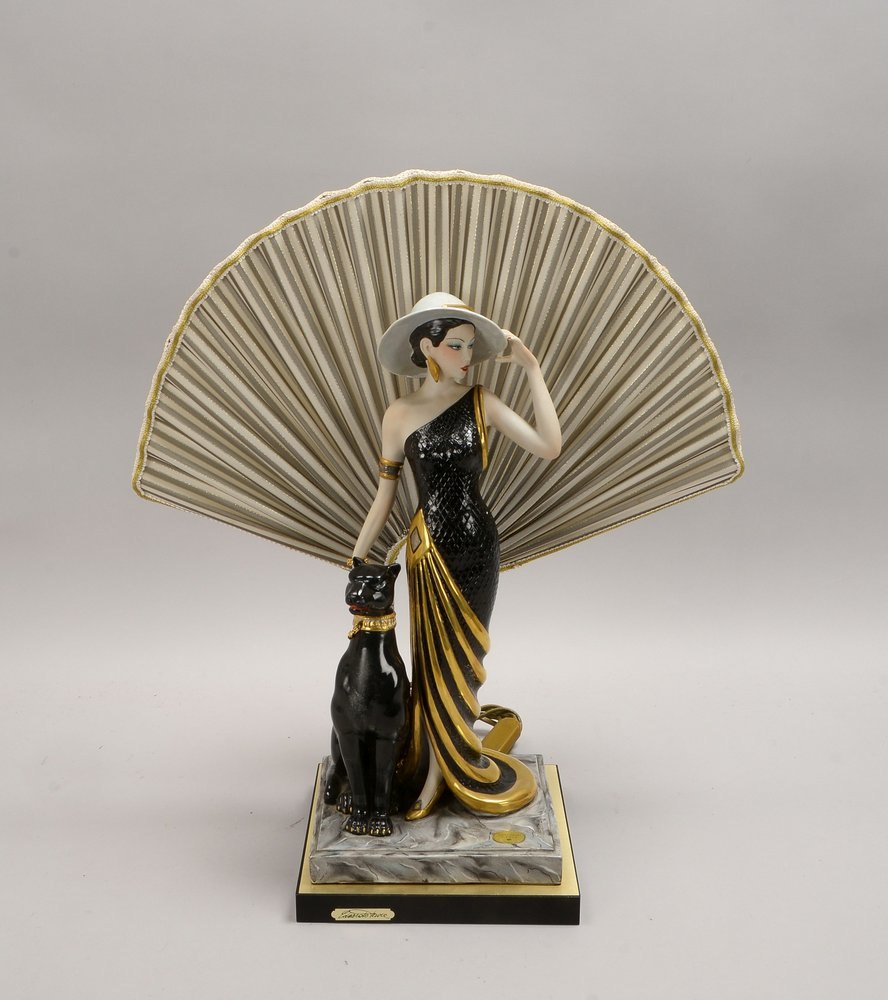 Neapel, figürl. Tischleuchte, 'Art déco-Dame mit Panther'; Höhe/mit Schirm: 58 cm
